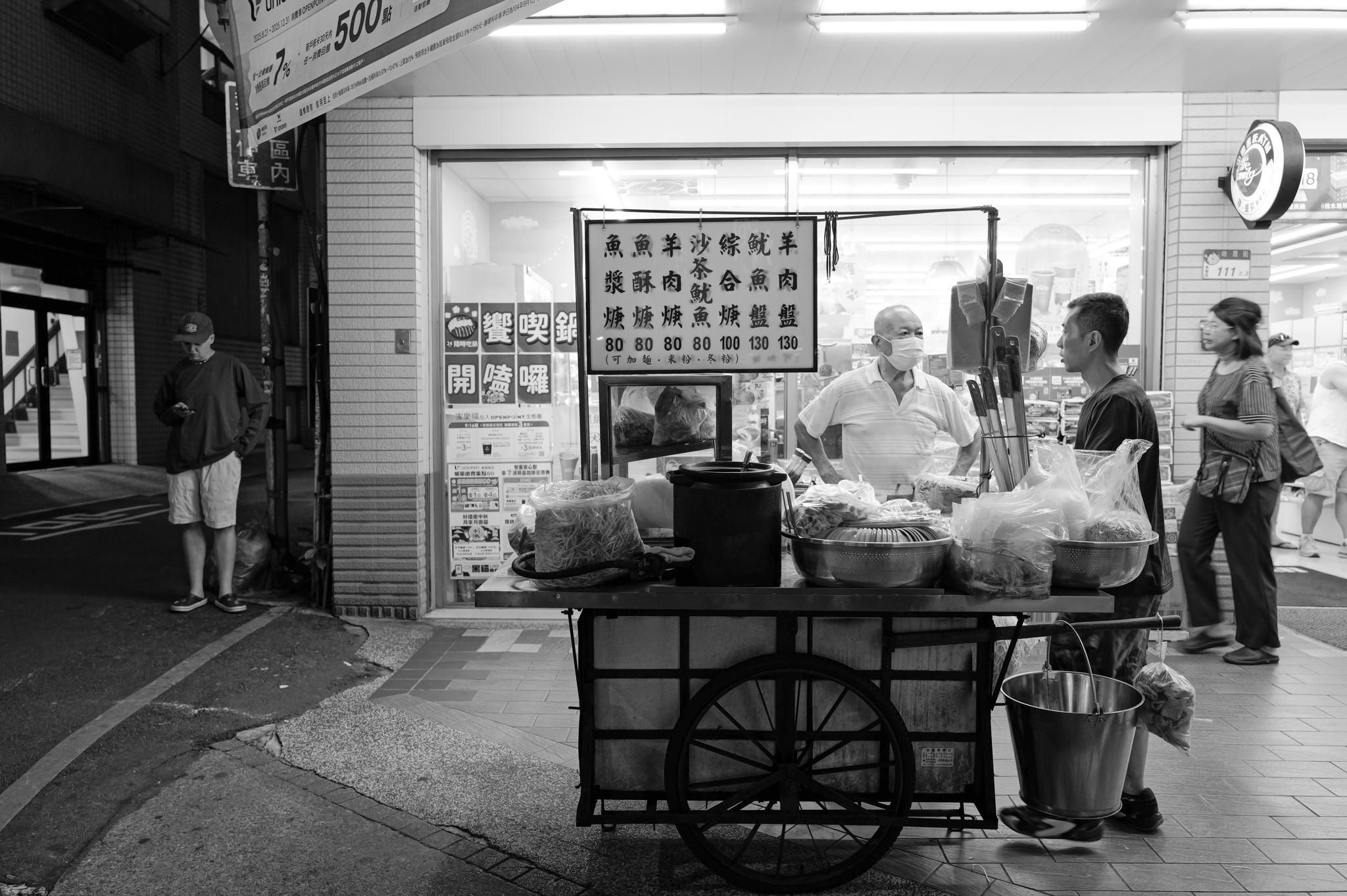 台北萬華宵夜》西門町阿添羊肉羹魷魚羹，深夜限定隱藏版站著吃40年老麵店 @馬鈴薯大哥