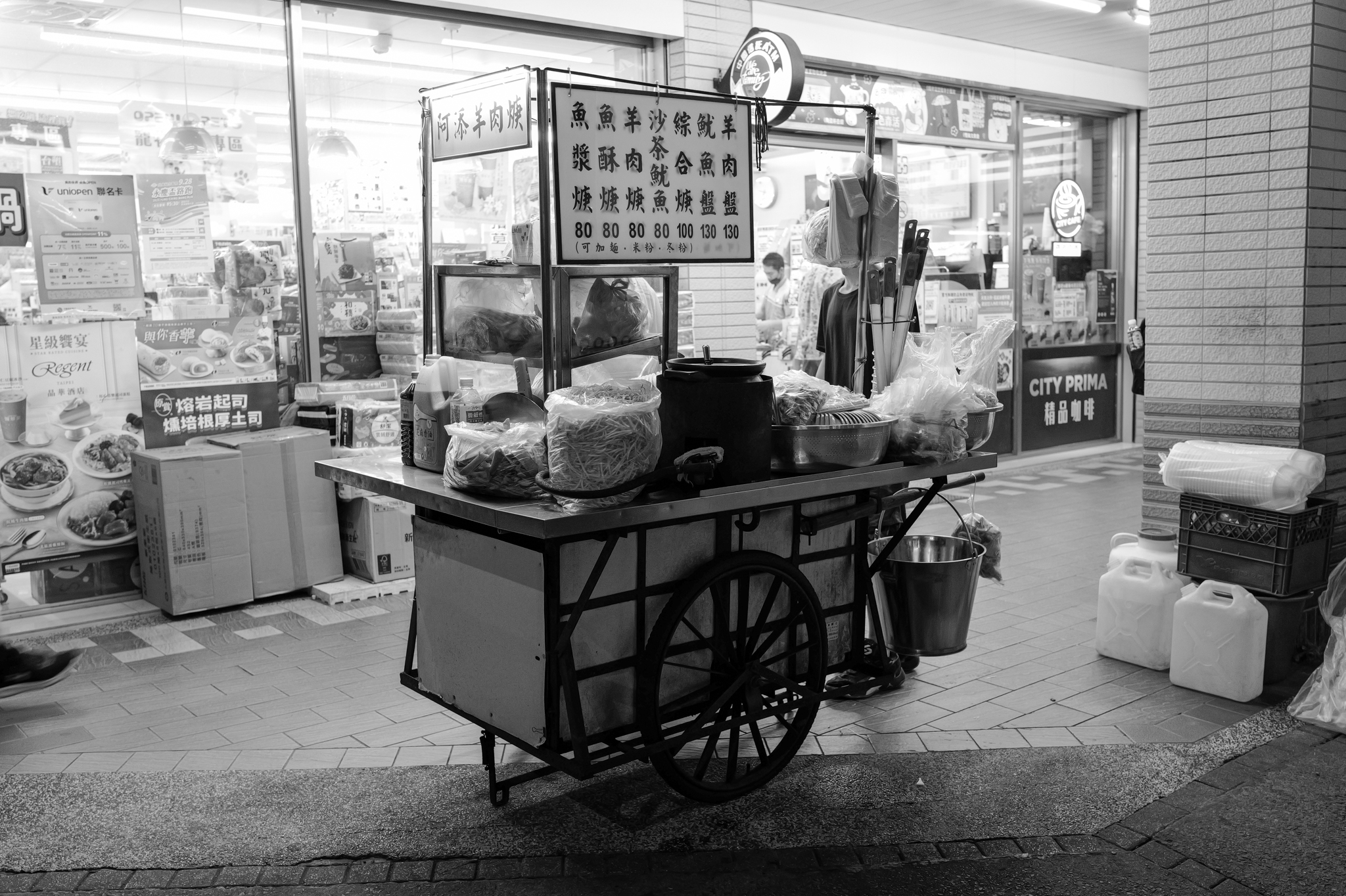 台北萬華宵夜》西門町阿添羊肉羹魷魚羹，深夜限定隱藏版站著吃40年老麵店 @馬鈴薯大哥