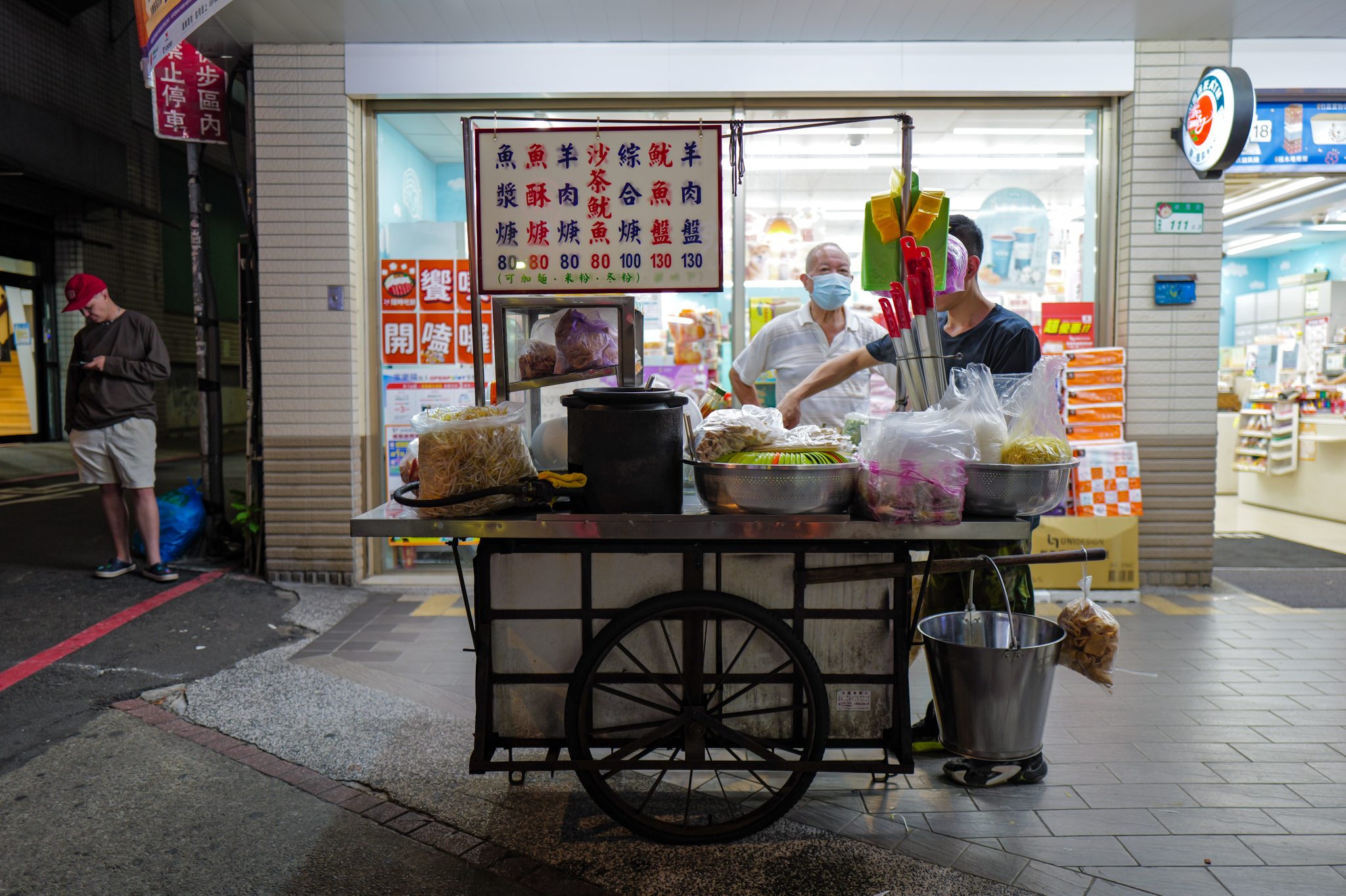 台北萬華宵夜》西門町阿添羊肉羹魷魚羹，深夜限定隱藏版站著吃40年老麵店 @馬鈴薯大哥